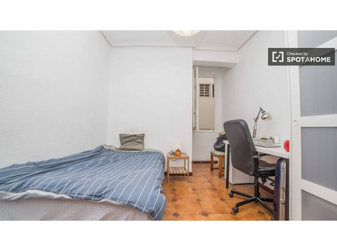 Apartamento de 3 dormitorios con balcón en Valencia - Pisos