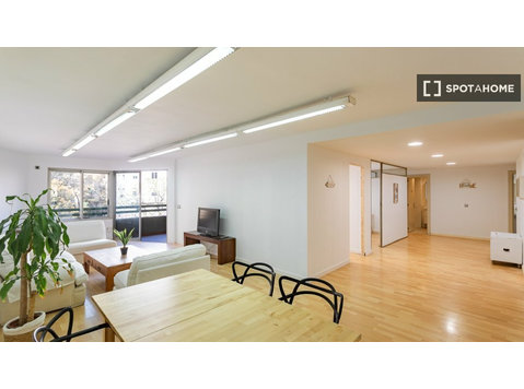 Piso de 4 habitaciones en alquiler en En Corts, Valencia - Pisos