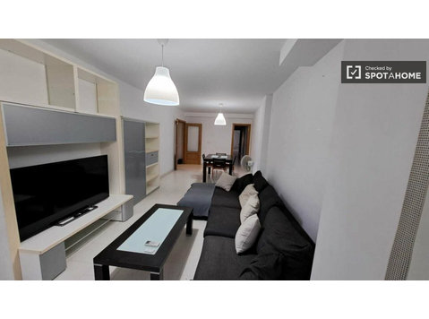 4-bedroom apartment for rent in Torrefiel, Valencia - Lejligheder
