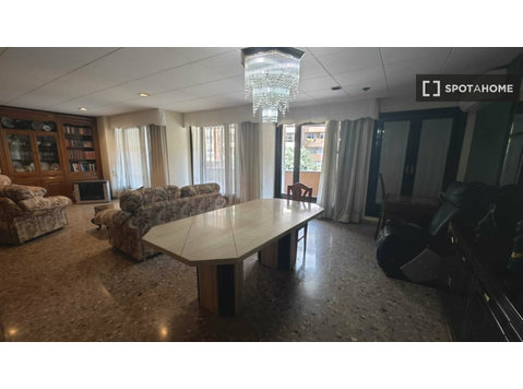 Appartement de 4 chambres à louer à Tres Forques, Valence - Appartements