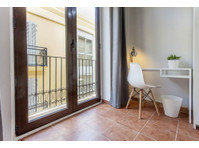 Bonita y luminosa habitación con balcón en el Carmen - Apartamente