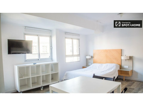 Bright studio apartment for rent in Camins al Grau, Valencia - Asunnot