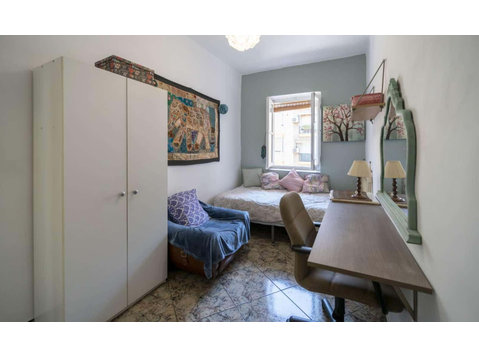 Double bed in Rooms for rent in 4-bedroom apartment in… - Wohnungen