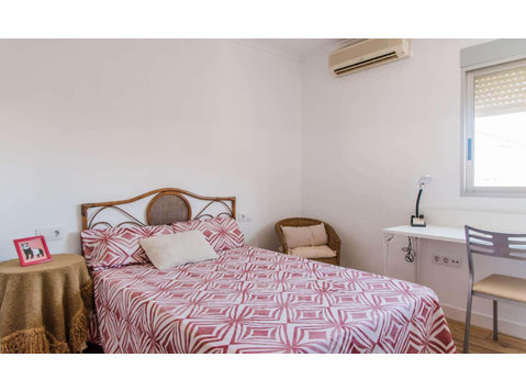 Double bed in Rooms for rent in beautiful 5-bedroom… - Apartments