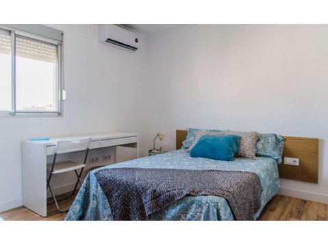 Double bed in Rooms for rent in beautiful 5-bedroom… - Pisos