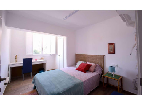 Double bed in Rooms to rent in nice 5-bedroom apartment… - דירות