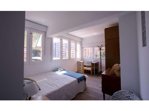 Double bed in Rooms to rent in nice 5-bedroom apartment… - Appartements