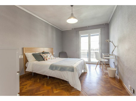 Espaciosa habitación doble en Valencia - Apartments