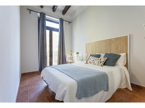 Fantástica habitación doble con balcón privado en Valencia - شقق