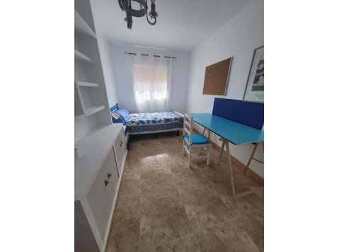 Habitación en piso de 3 habitaciones en Alfara Del… - Станови