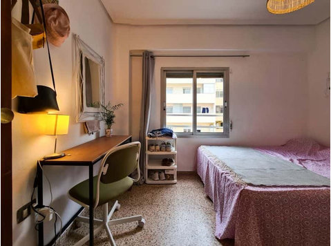 Habitación en piso de 3 habitaciones en Algirós - Apartamentos
