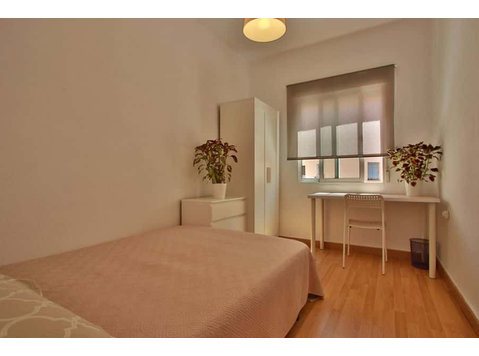 Habitación en piso de 3 habitaciones en L'amistat - 	
Lägenheter