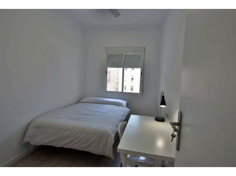 Habitación en piso de 3 habitaciones en L'amistat - Apartman Daireleri