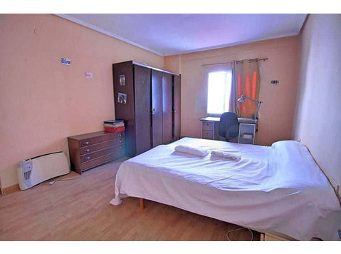 Habitación en piso de 4 habitaciones en Algirós - Apartman Daireleri