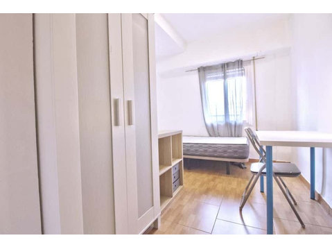 Habitación en piso de 4 habitaciones en Algirós - Appartements