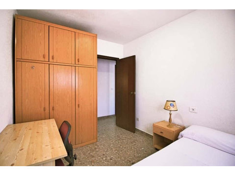 Habitación en piso de 4 habitaciones en Algirós - Appartamenti