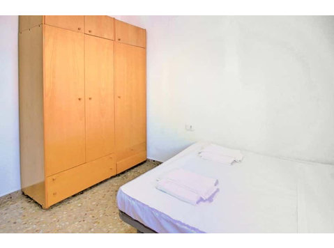 Habitación en piso de 4 habitaciones en Algirós - Apartments