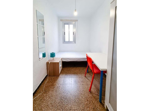 Habitación en piso de 4 habitaciones en Algirós - อพาร์ตเม้นท์