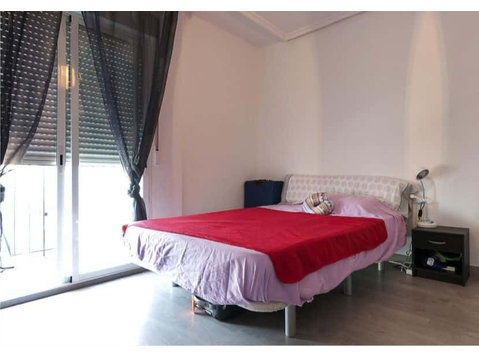 Habitación en piso de 4 habitaciones en Benimaclet - Апартаменти