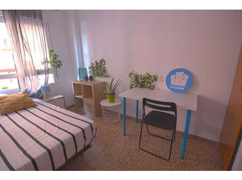 Habitación en piso de 4 habitaciones en Camins Al Grau - Asunnot