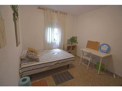 Habitación en piso de 4 habitaciones en Camins Al Grau - Appartements