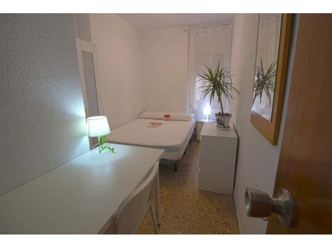 Habitación en piso de 4 habitaciones en Camins Al Grau - Mieszkanie