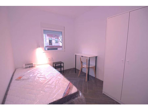 Habitación en piso de 4 habitaciones en Camins Al Grau - Lejligheder