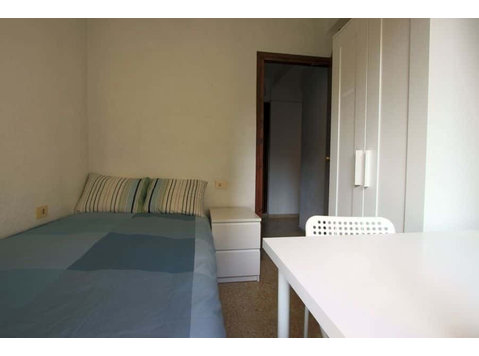 Habitación en piso de 4 habitaciones en Ciutat Jardi - อพาร์ตเม้นท์