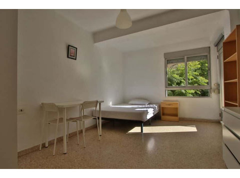 Habitación en piso de 4 habitaciones en Ciutat Jardi - Apartments