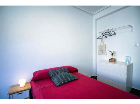 Habitación en piso de 4 habitaciones en Ciutat Vella - Apartments