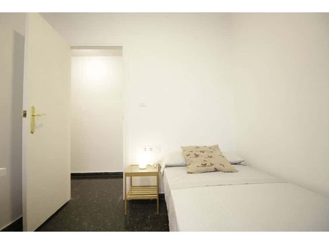 Habitación en piso de 4 habitaciones en Ciutat Vella - อพาร์ตเม้นท์