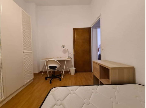 Habitación en piso de 4 habitaciones en Eixample - Apartments