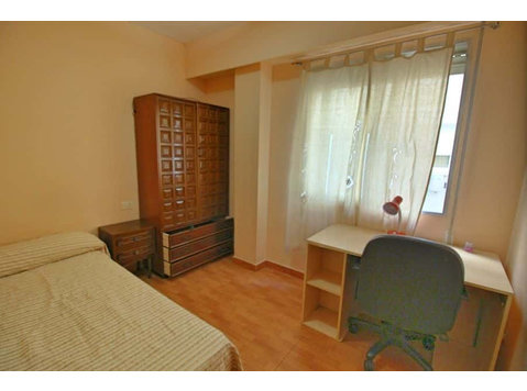 Habitación en piso de 4 habitaciones en El Pla Del Real - Asunnot
