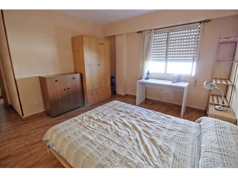 Habitación en piso de 4 habitaciones en El Pla Del Real - Apartments