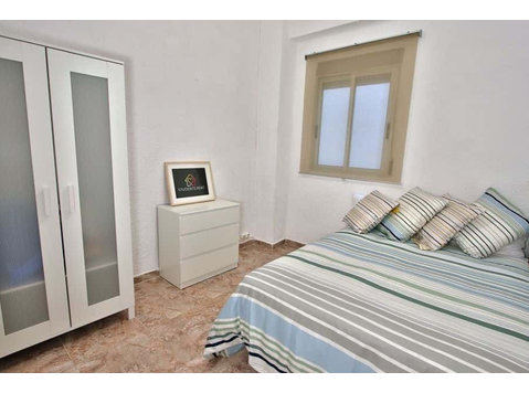 Habitación en piso de 4 habitaciones en L'amistat - Διαμερίσματα