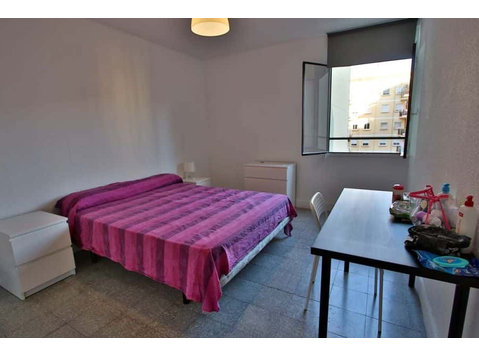 Habitación en piso de 4 habitaciones en La Petxina - Apartments