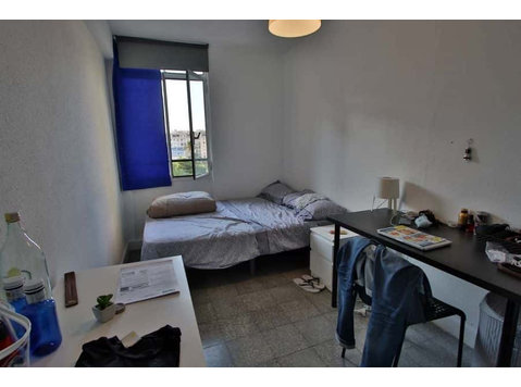 Habitación en piso de 4 habitaciones en La Petxina - דירות