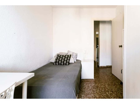 Habitación en piso de 5 habitaciones en Algirós - Appartements