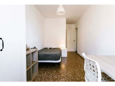 Habitación en piso de 5 habitaciones en Algirós - Appartements