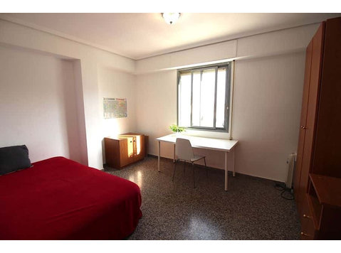Habitación en piso de 5 habitaciones en Algirós - آپارتمان ها