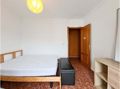 Habitación en piso de 5 habitaciones en Algirós - 公寓