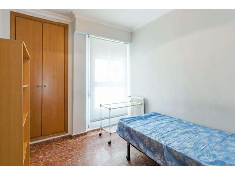 Habitación en piso de 5 habitaciones en Algirós - Appartamenti