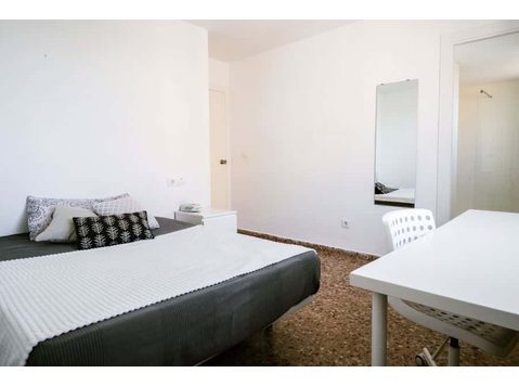Habitación en piso de 5 habitaciones en Algirós - Apartments