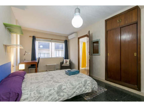 Habitación en piso de 5 habitaciones en Sant Francesc - 	
Lägenheter