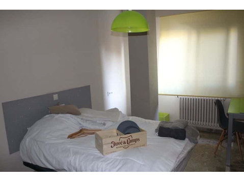 Habitación en piso de 5 habitaciones en Sant Francesc - アパート