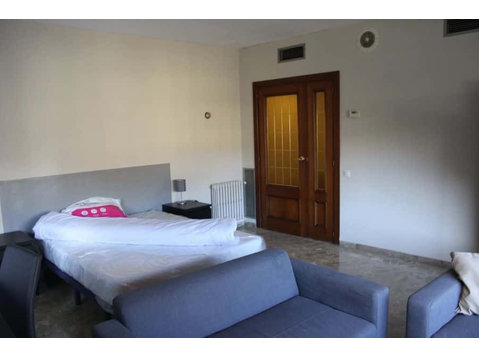 Habitación en piso de 5 habitaciones en Sant Francesc - Dzīvokļi
