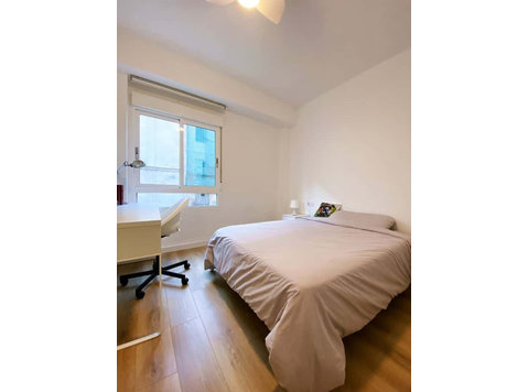 Habitación en piso de 6 habitaciones en Ciutat Vella - דירות