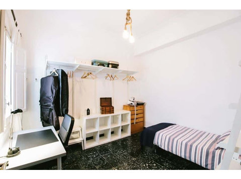 Habitación en piso de 6 habitaciones en La Petxina - Wohnungen