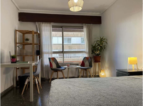 Habitación en piso de 7 habitaciones en Benimaclet - Apartamentos
