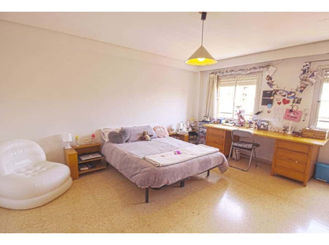 Habitación en piso de 7 habitaciones en Ciutat Jardi - Apartman Daireleri